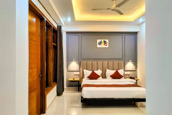 Hotel Mavens White
