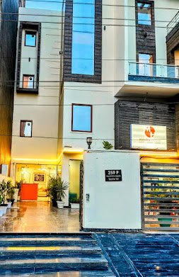 Hotel Mavens White