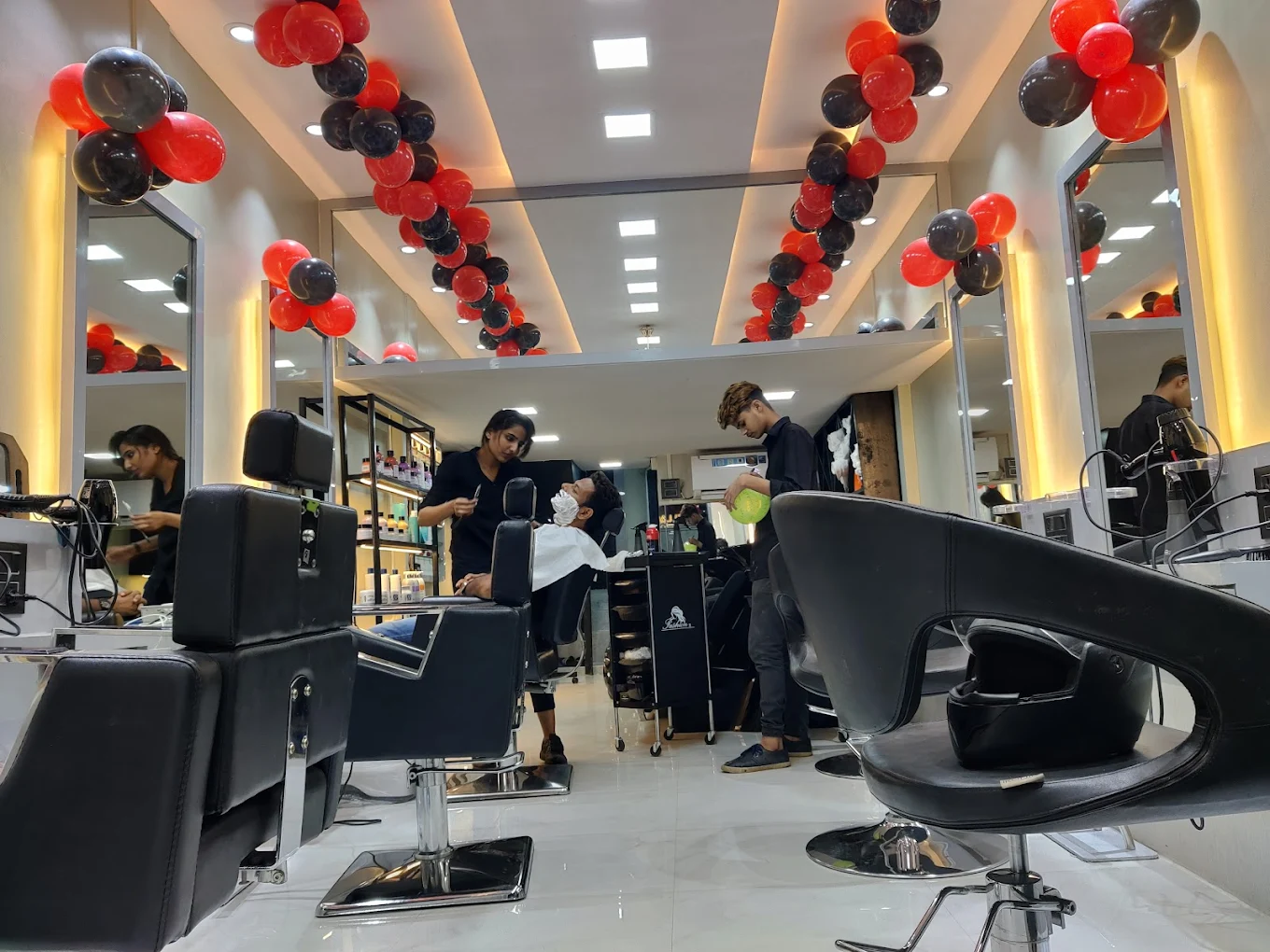 KUTS & KOLOR Luxury Uni Salon