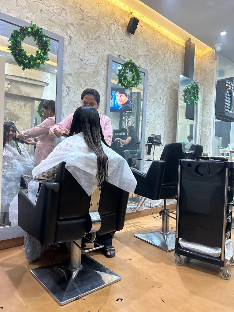KUTS & KOLOR Luxury Uni Salon