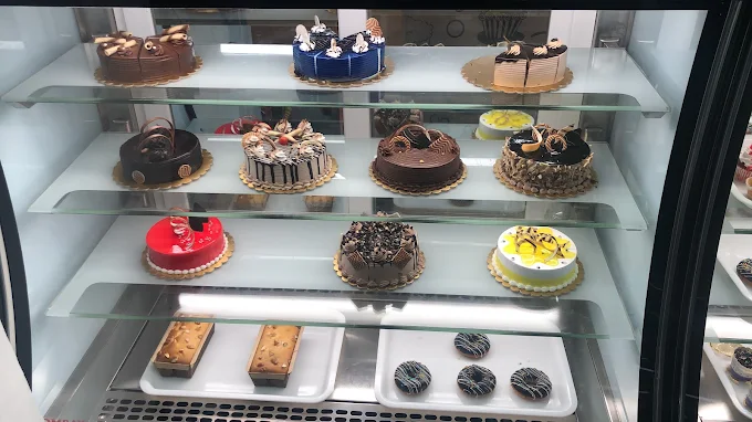 MOJZA Moments With Cakes