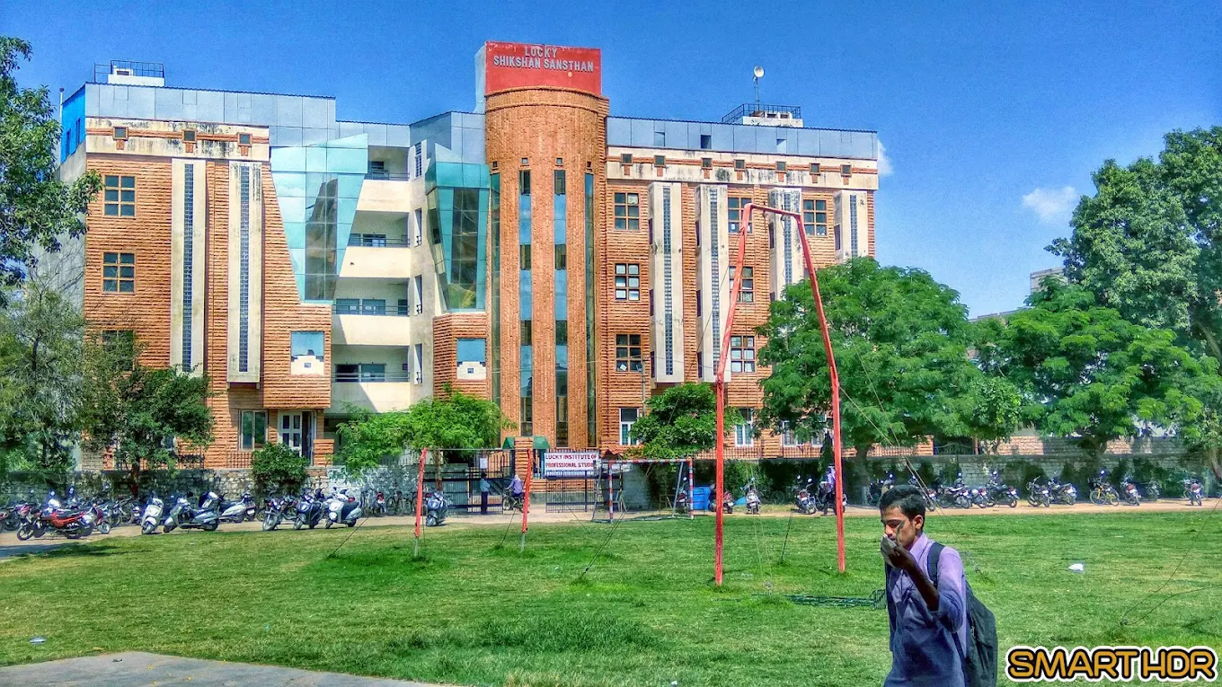 Lucky Institute of Professional Studies Logo