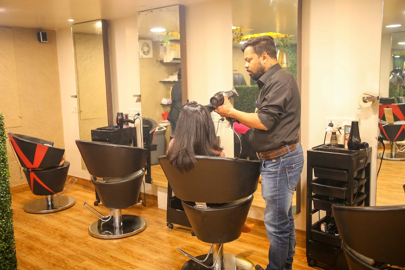 Niks International Salon