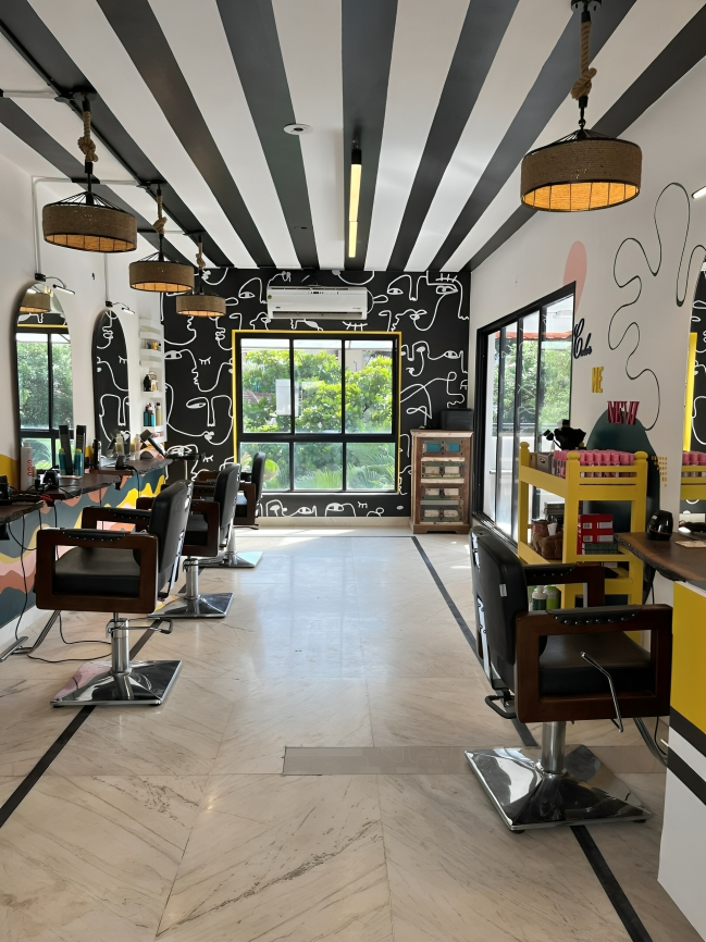 Bizarre Salon